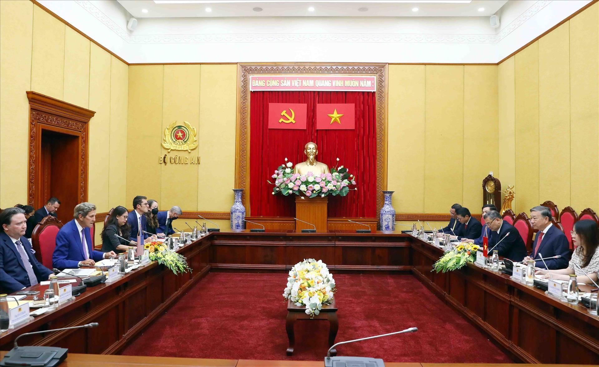 越南公安部长苏林大将在河内会见了来访的美国总统气候变化问题特使约翰·克里