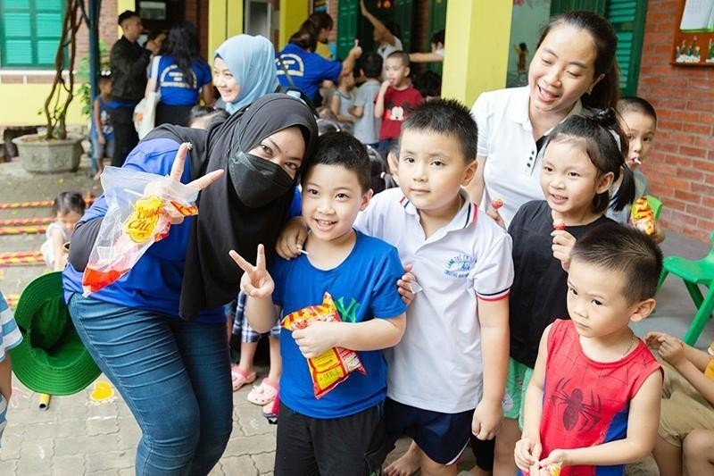 参加东盟青年志愿服务扩大论坛的各国代表走访广平省东海市SOS儿童村。
