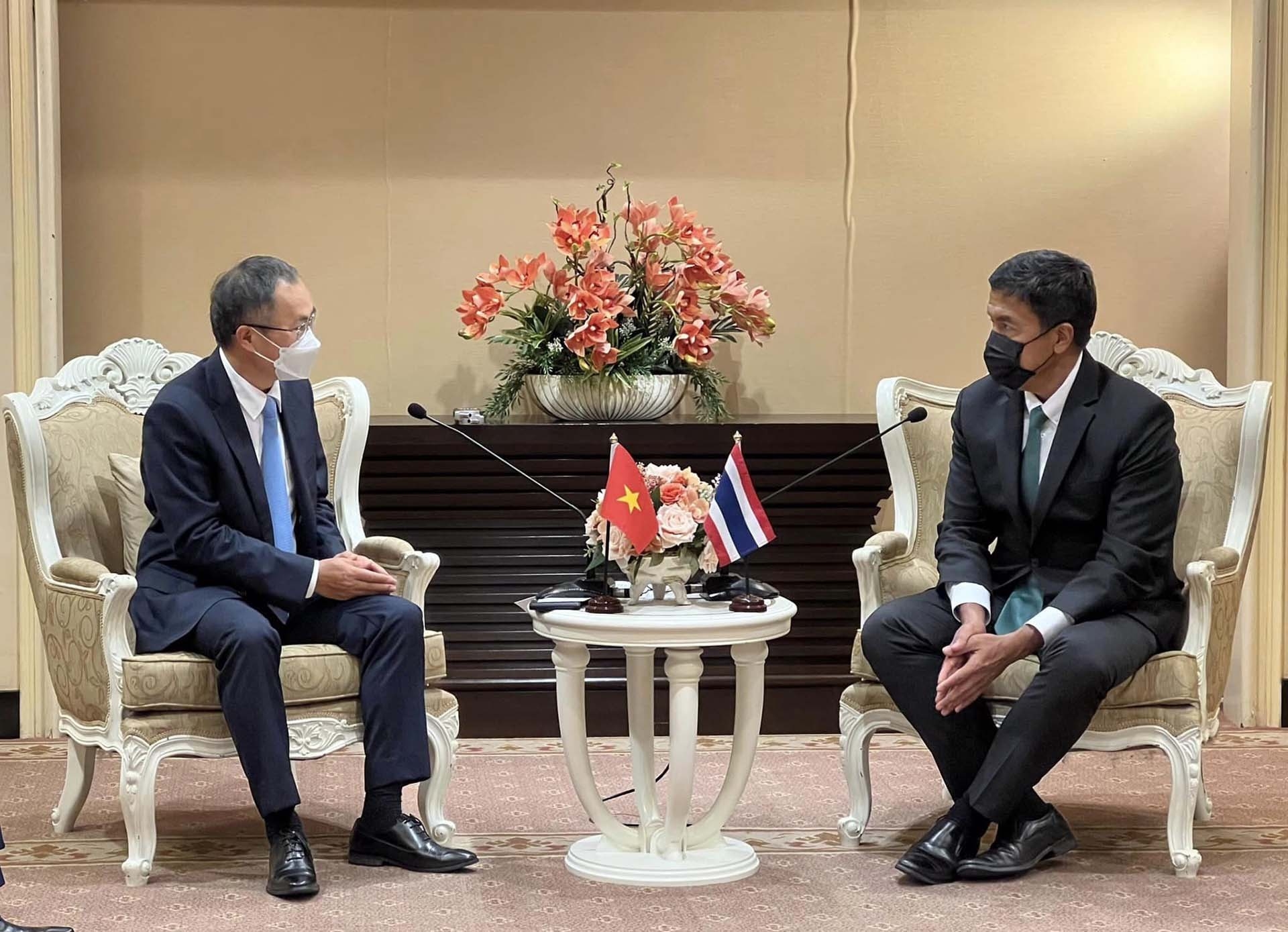 越南驻泰国大使馆大使潘志成与曼谷市长查查特·西蒂彭特。