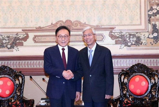 胡志明市人民委员会副主席武文欢会见越南驻釜山名誉总领事朴秀冠。