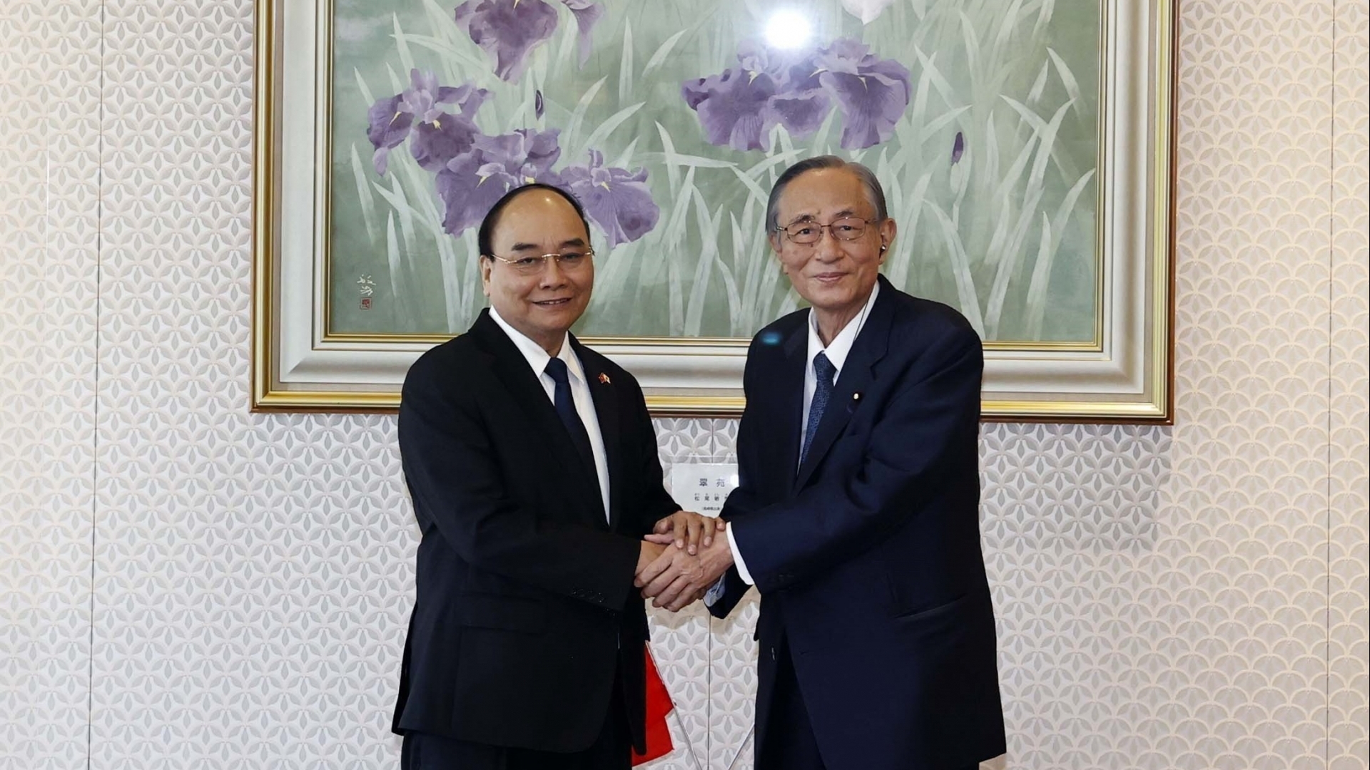 越南国家主席阮春福拜见日本众议院议长