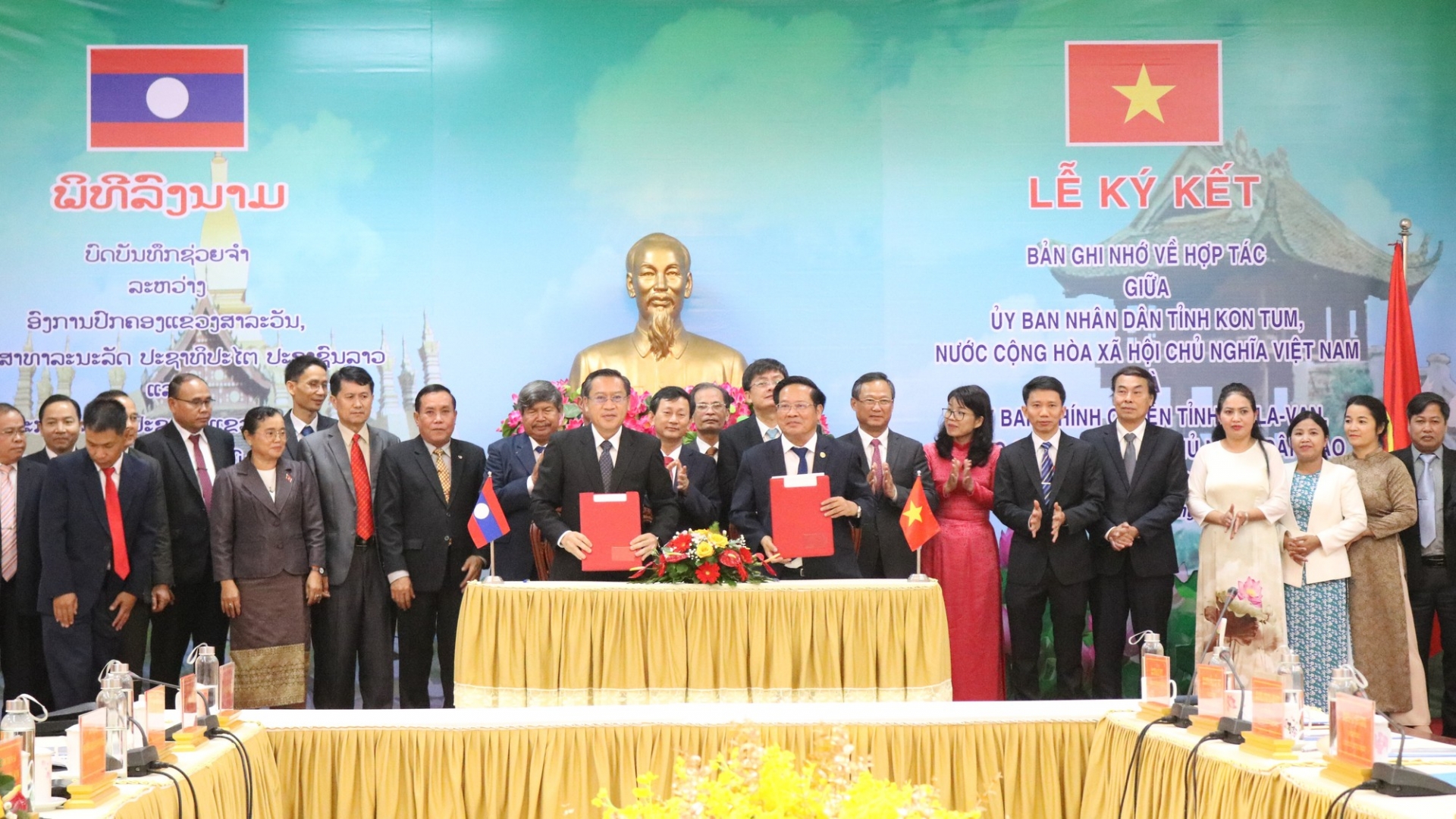 越南昆嵩省与老挝萨拉万省签署2022-2027年合作备忘录。