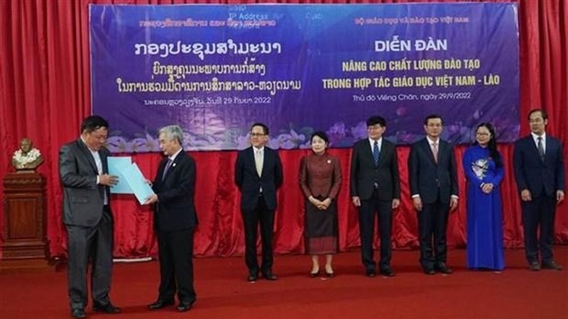 促进越南与老挝的教育合作