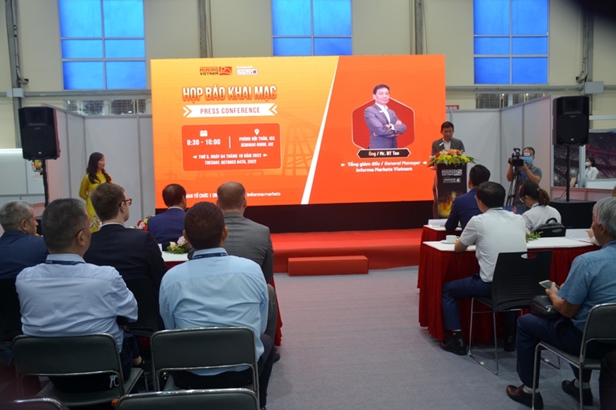第五届越南矿业展暨建筑工程展的开幕式。