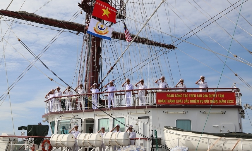 黎贵惇286号帆船开始对马来西亚进行访问。