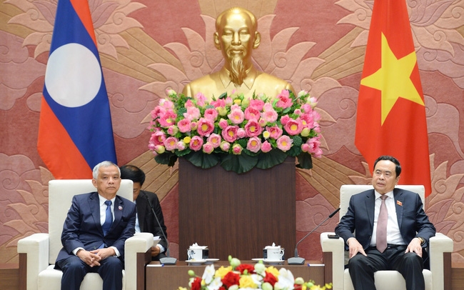 越南国会常务副主席陈青敏会见老挝和平与团结委员会主席宋玛·奔舍那。
