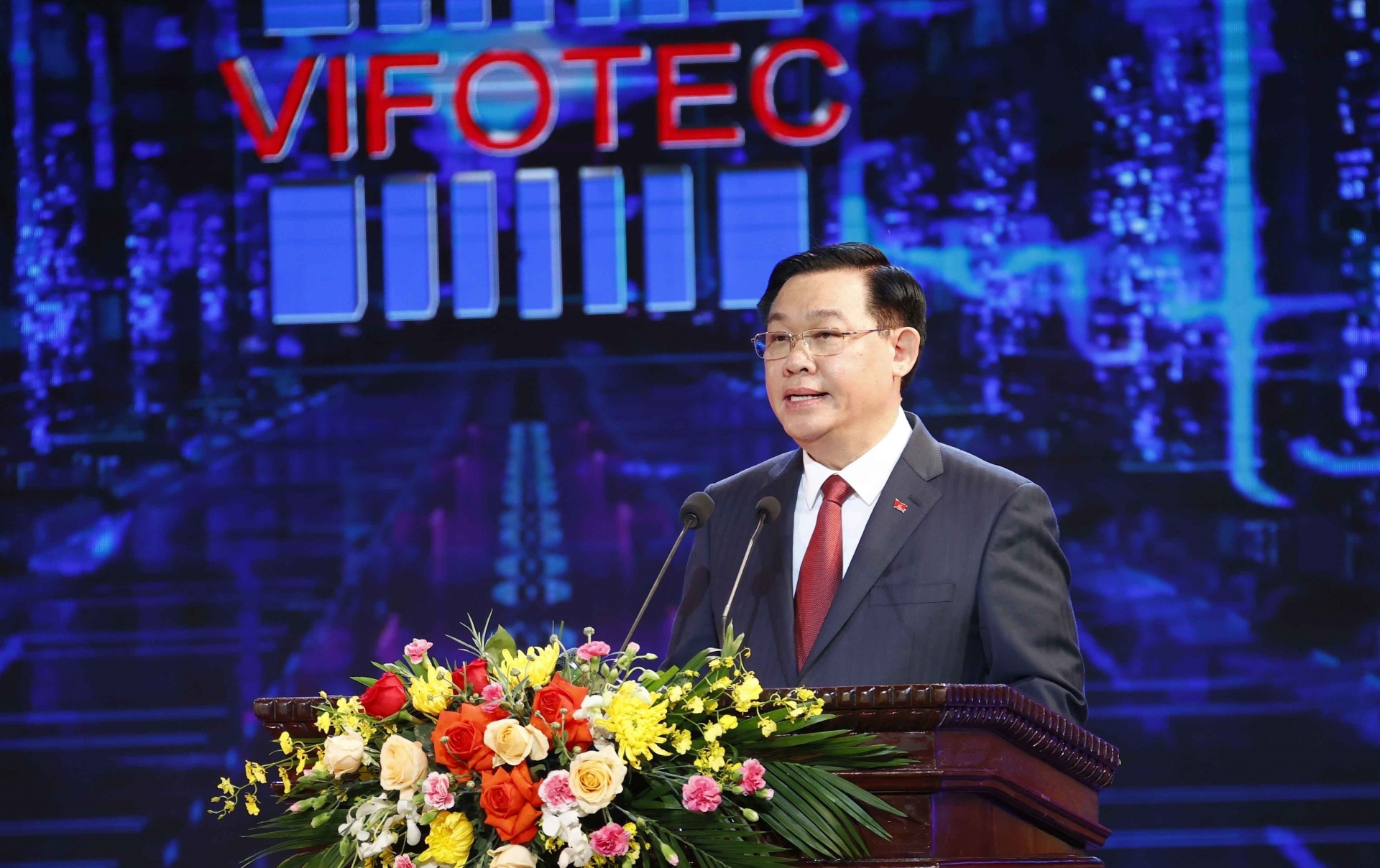 国会主席王廷惠在会上发表讲话。