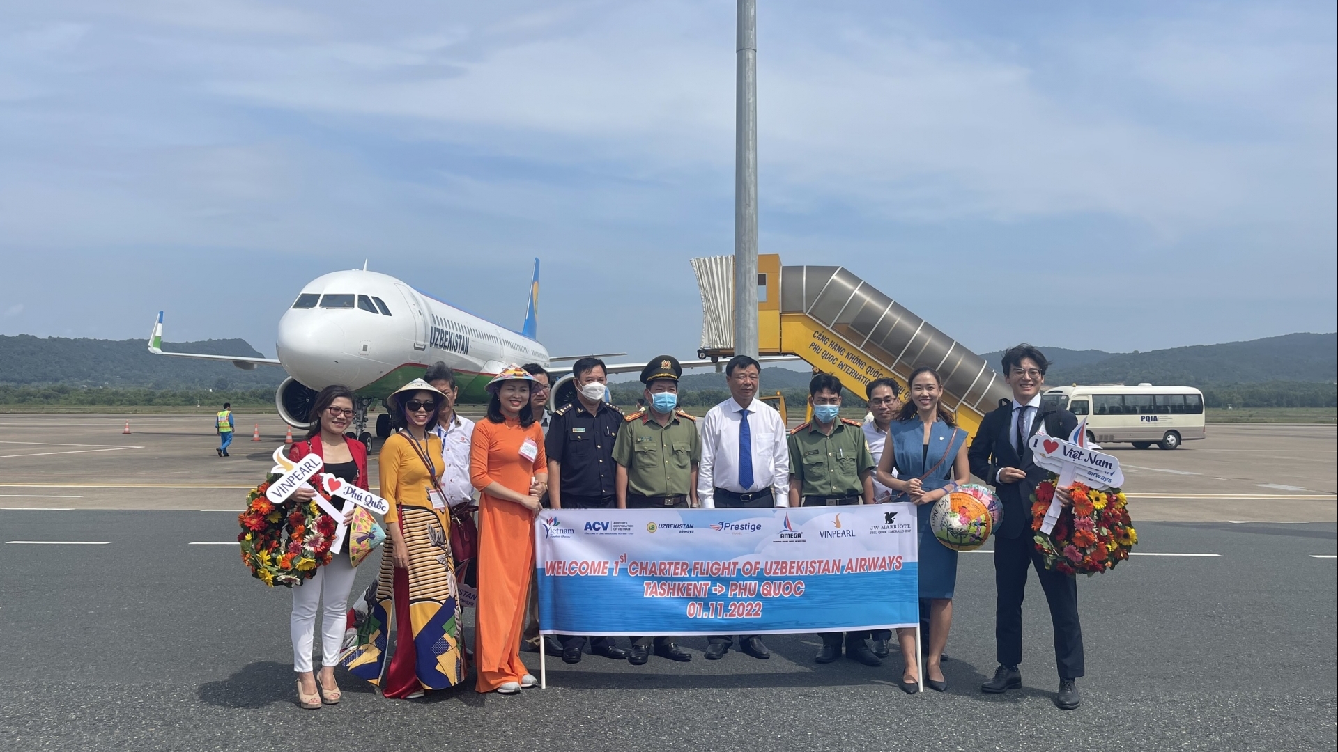 富国岛迎来新冠肺炎疫情后来自乌兹别克斯坦的首趟航班