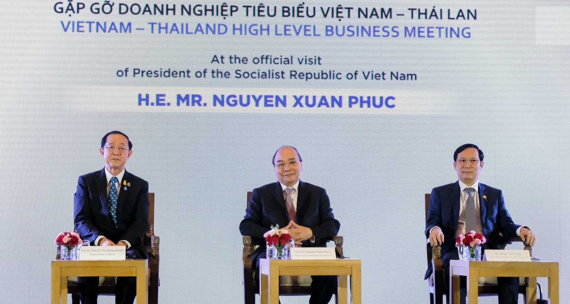 越南国家主席阮春福会见越泰两国典范企业代表。