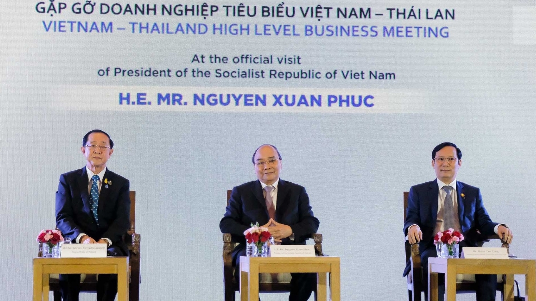 越南国家主席阮春福会见越泰两国典范企业代表