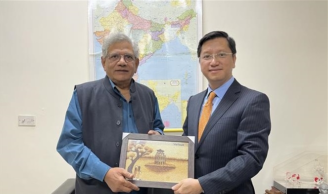 越南驻印度大使阮青海向印度共产党总书记西塔拉姆·亚秋里送礼。