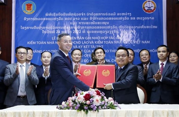 越南国家审计署审计长吴文俊与老挝国家审计署审计长翁塔维森·特帕争签署双方合作谅解备忘录。