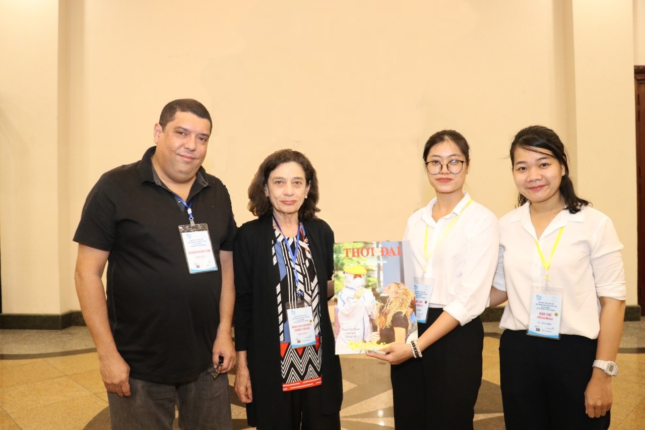 世界和平理事会主席索科罗・戈梅斯（左二）与《越南时代》杂志女记者们合影留念（图片：秋河）。