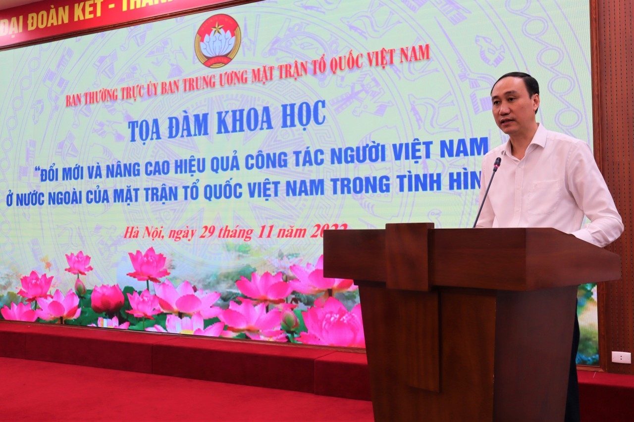 越南祖国阵线中央委员会副主席冯庆才先生在座谈会上发表讲话。