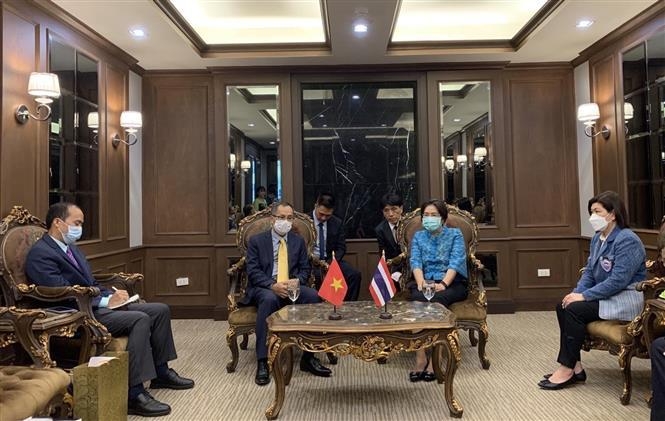 沙拉武里府副省府红卡那·奇塔蒂塔(蓝衣)会见越南驻泰国大使潘志成。