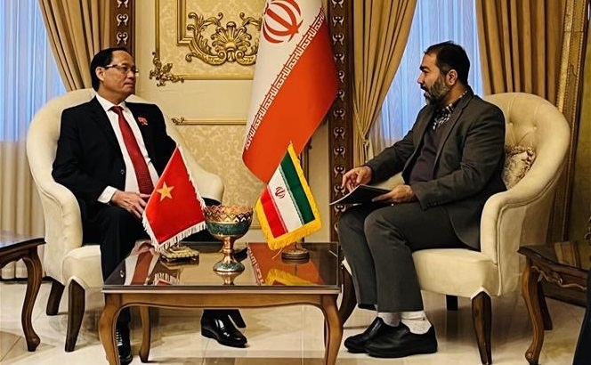 越南国会副主席陈光方（左）与伊朗副总统萨耶德·穆罕默德·侯赛尼。