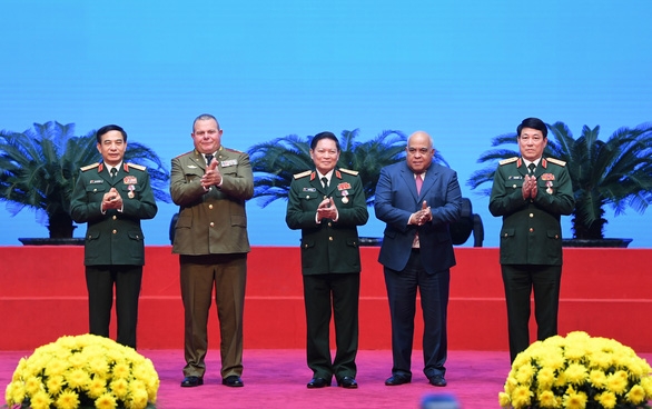 潘文江大将、梁强大将、吴春历大将获得了古巴政府颁发的勋章。