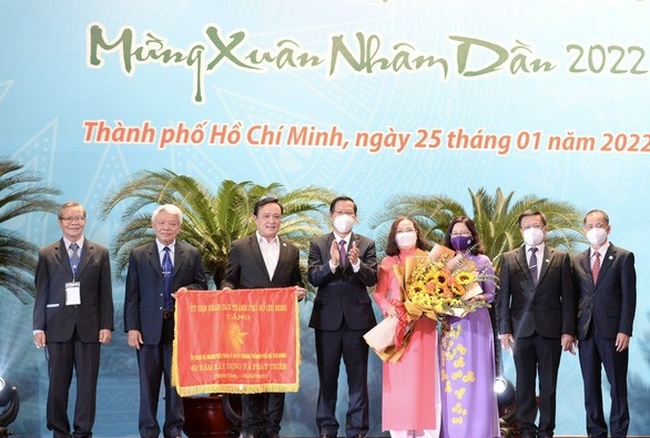 胡志明市人民委员会主席潘文买将在1月25日的壬寅年春节见面会上向海外越南人赠送旗帜和奖状。
