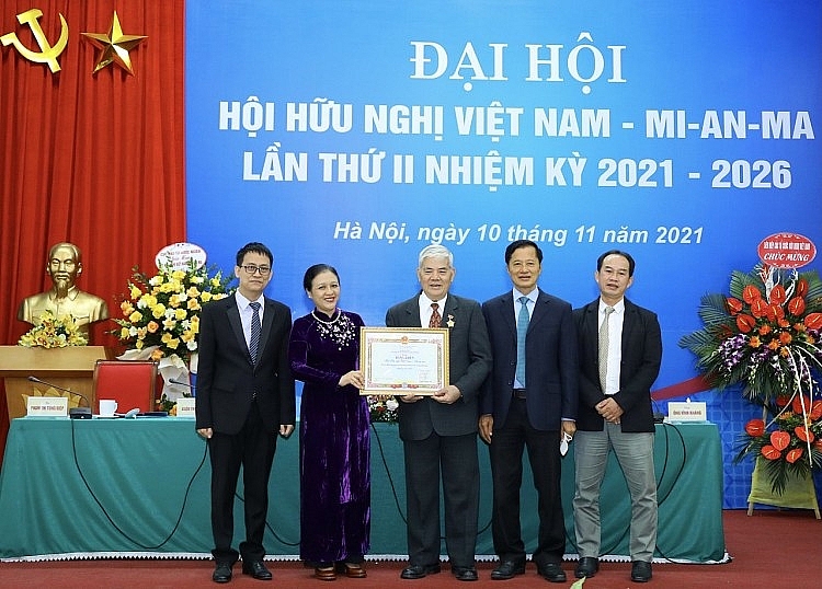 阮芳娥大使向越缅友好协会代表颁发奖状