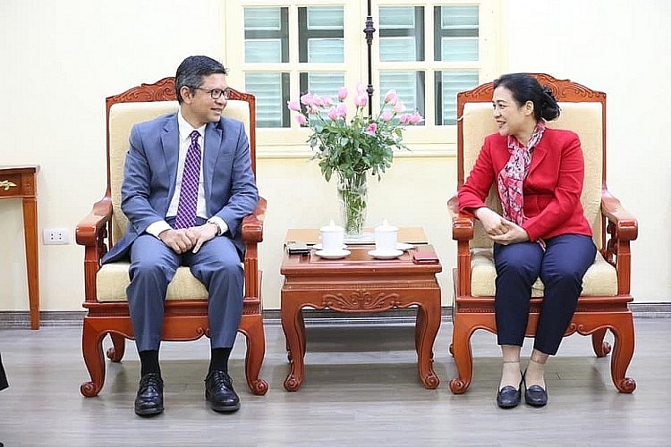 越友联主席阮芳娥（右）会见印尼驻越南大使丹妮·阿卜迪