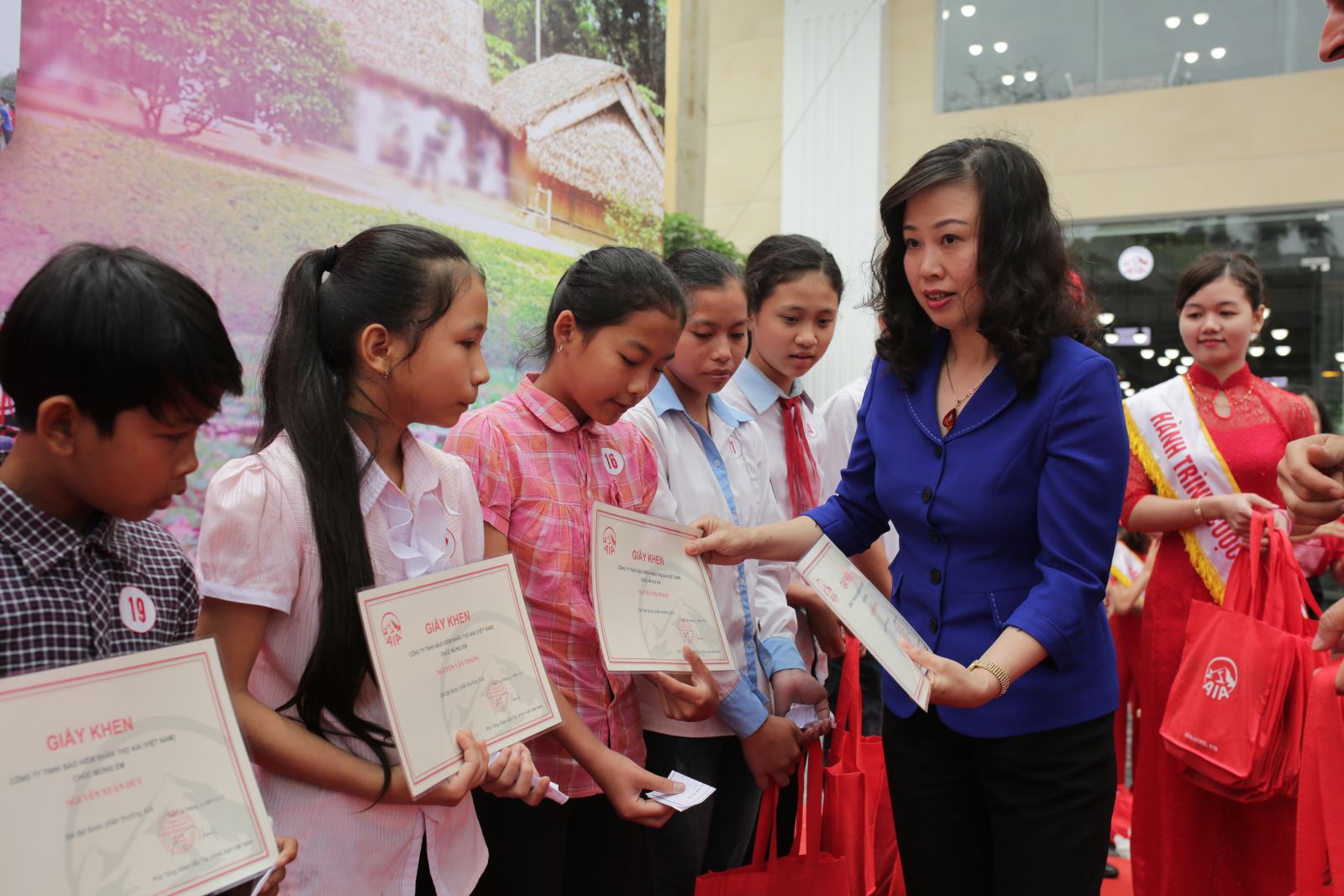 越南儿童保护基金会举行特困儿童见面会纪念国际儿童节