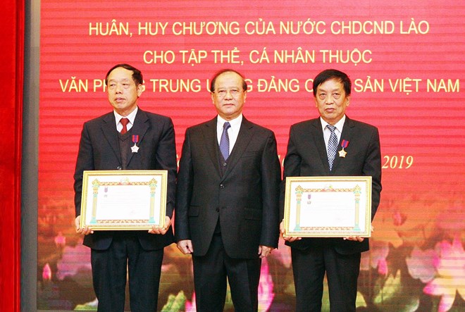 越共中央办公室荣获老挝劳动勋章