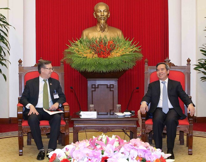 越共中央经济部部长阮文平会见美国-东盟理事会代表团