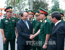 阮春福总理在海防市看望第三军区官兵