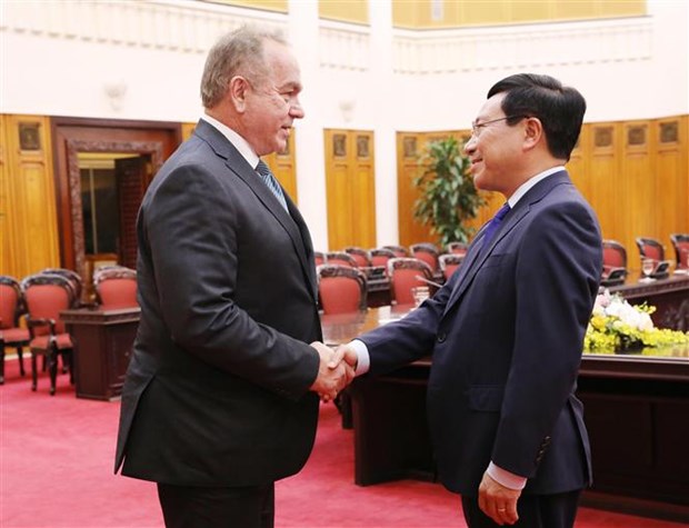 越南政府副总理范平明会见美国企业代表团