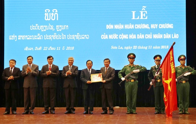 老挝向越南山萝省省委书记授予老挝二级自由勋章