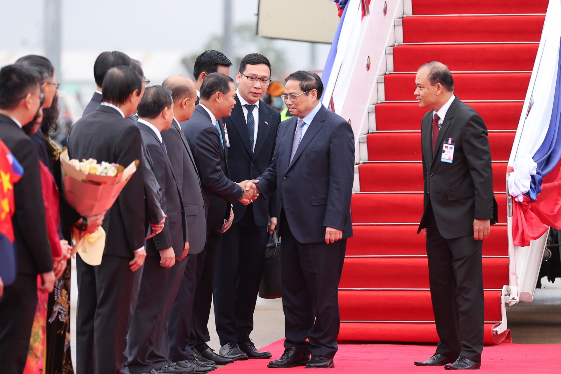 越南政府总理范明政率领越南高级代表团抵达老挝首都万象，开始应老挝政府总理宋赛·西潘敦邀请对老挝进行正式访问。图自越通社