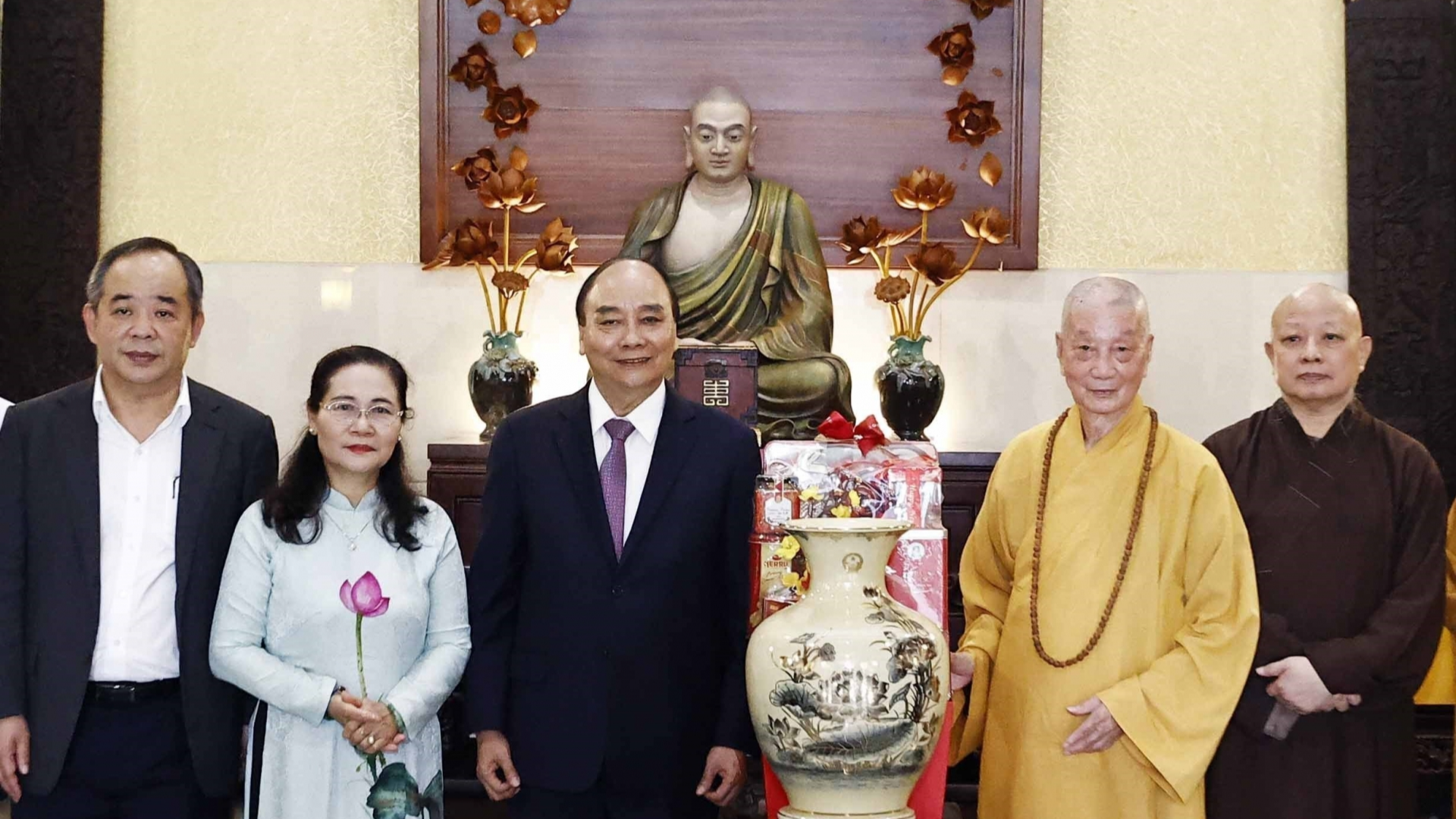 越南国家主席阮春福春节前走访慰问越南佛教协会法主。图自越通社