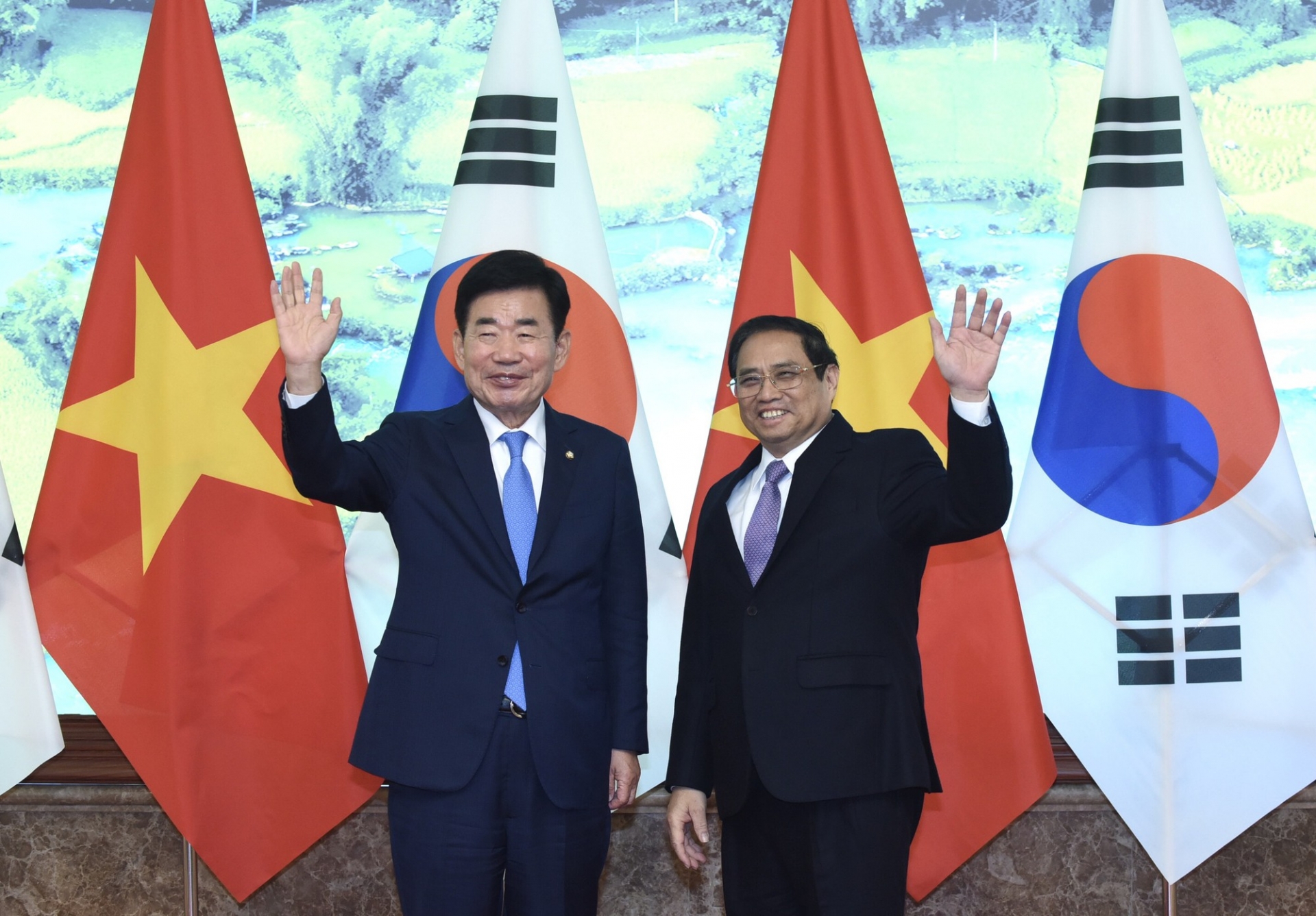越南政府总理范明政与韩国国会议长金振杓合影。图自越通社