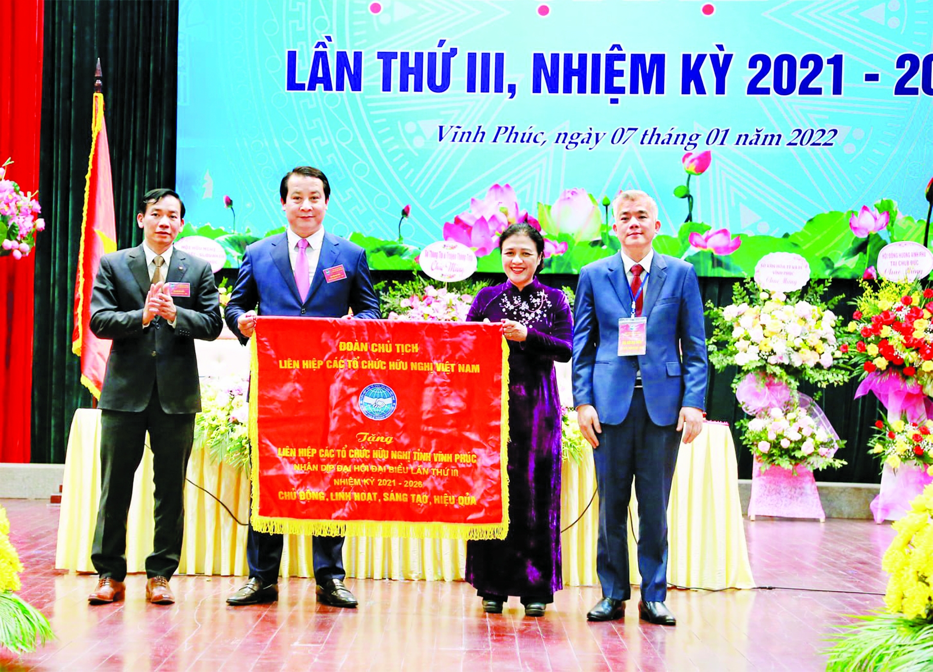 越南友好组织联合会主席阮芳娥在2021-2026年第三届代表大会上向永福省友好组织联合会赠送旗帜。图自永福省友好组织联合会