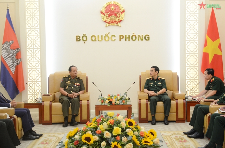 越南国防部长潘文江大将会见柬埔寨国防大臣迪班。图自人民军队报