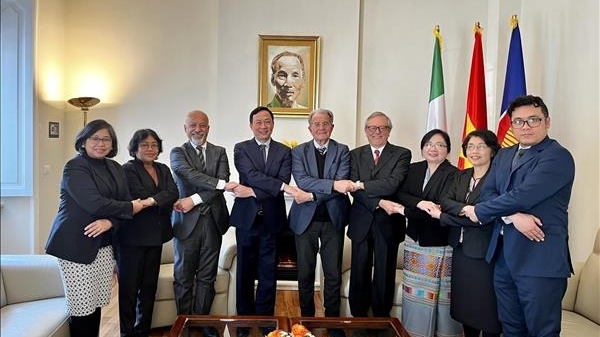 越南驻意大利大使已同意大利各重要合作伙伴举行工作会谈