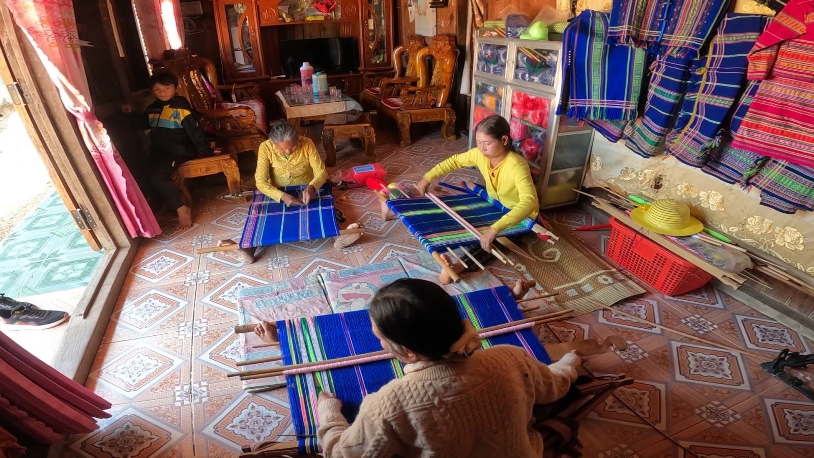 不断努力寻求办法来盘活戈豪族的传统土锦布编织业