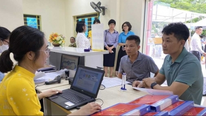 广宁省下龙市引导与帮助当地邮局办理行政手续