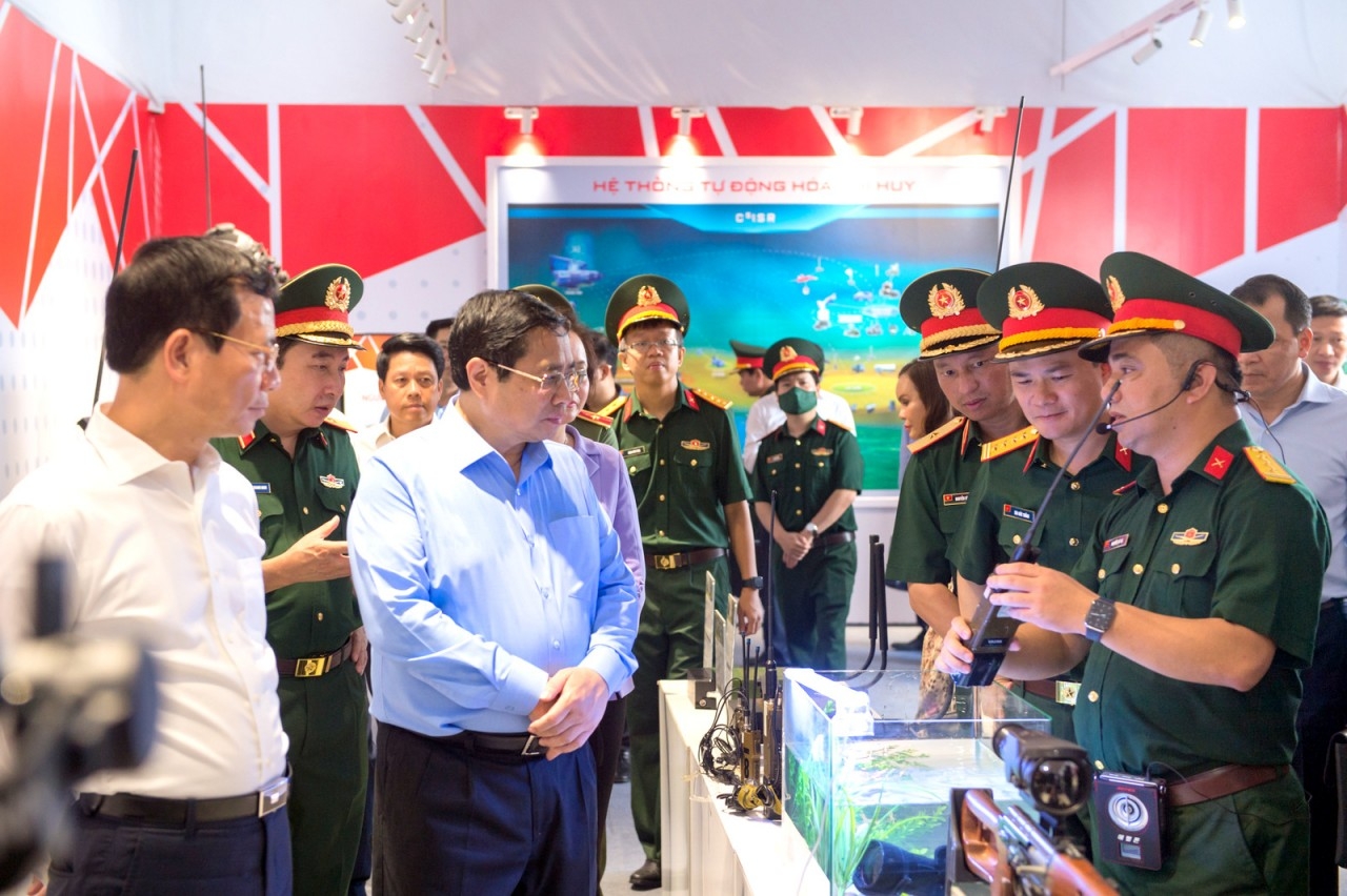 16日上午，越南政府总理范明政来到军队电信工业集团（Viettel）进行调研。图自越通社