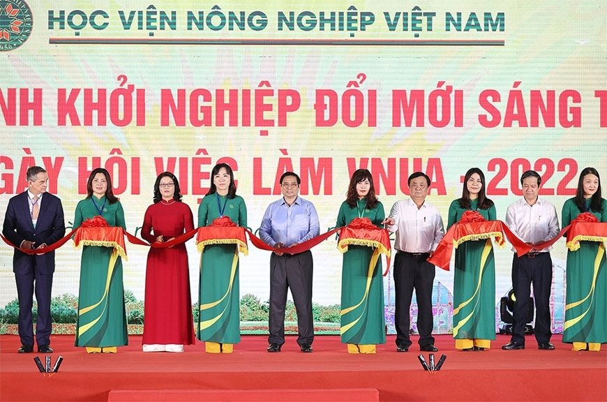 政府总理范明正出席“创新创业之旅暨2022年VNUA就业节”活动。。图自qdnd.vn