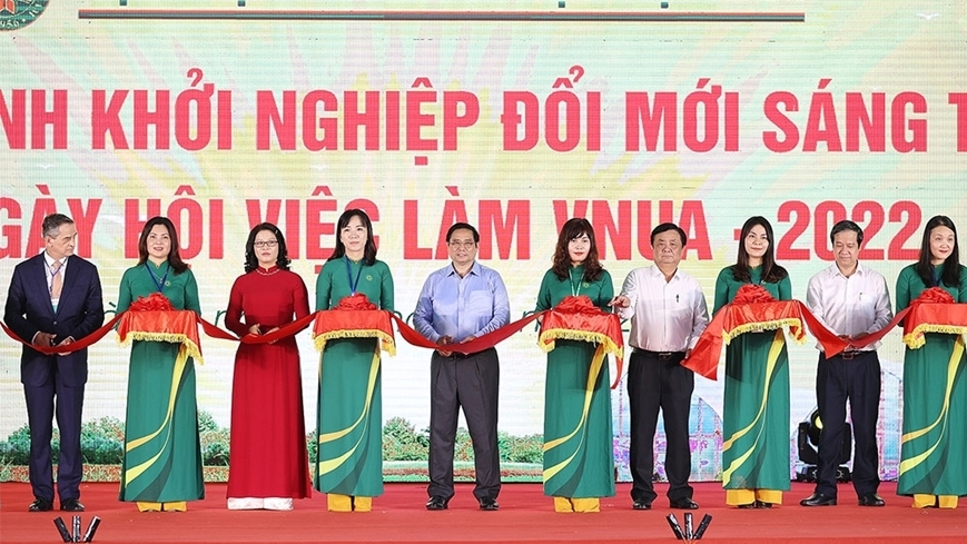 政府总理范明正出席“创新创业之旅暨2022年VNUA就业节”活动