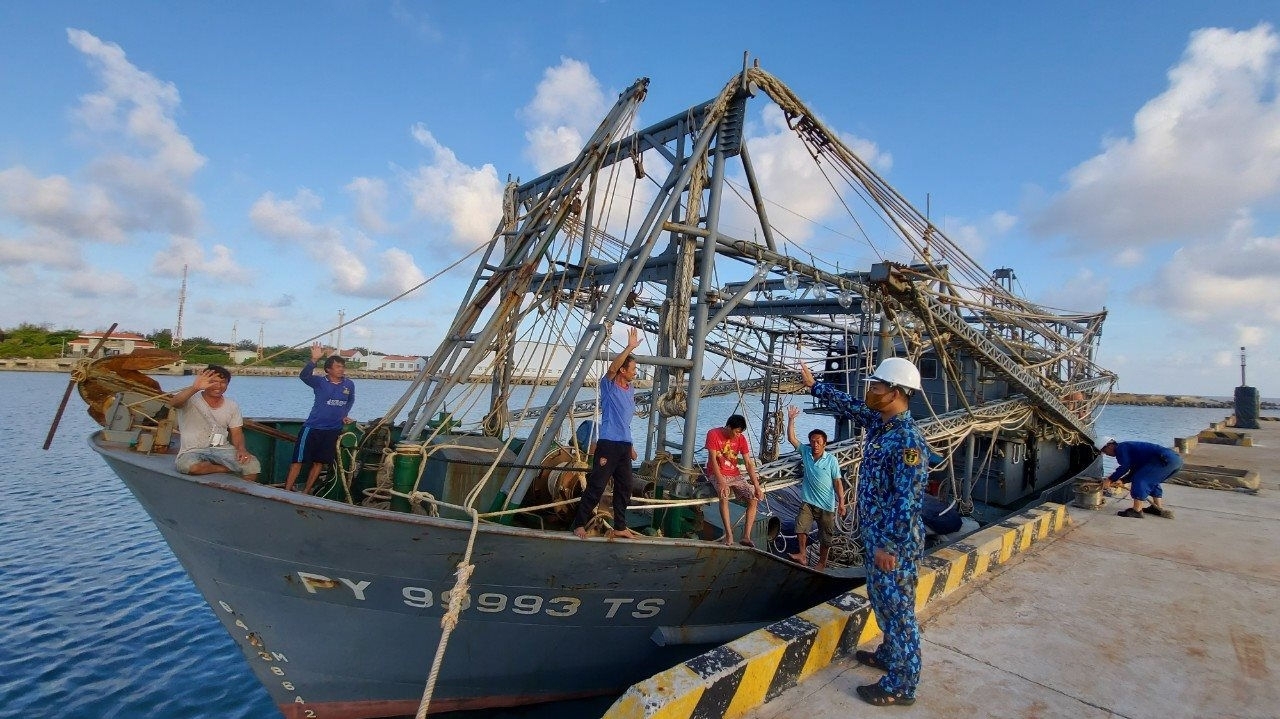 越南海军军种129号海团积极协助在长沙群岛海域遇险的渔船