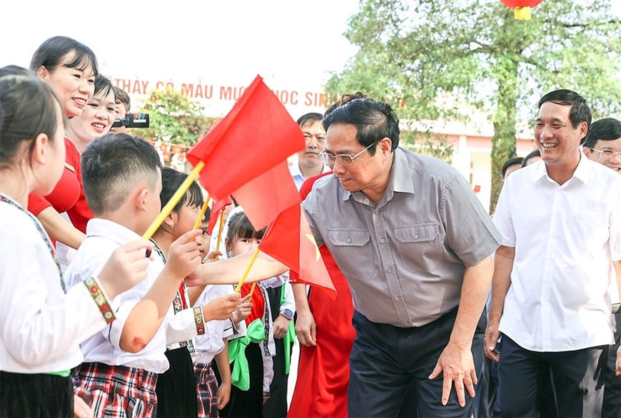 越南政府总理范明政与富寿省安立中学师生。图自人民军队报