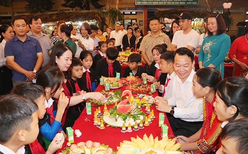 国家副主席武氏映春与安沛省文安县学生一起欢度中秋节。图自劳动报