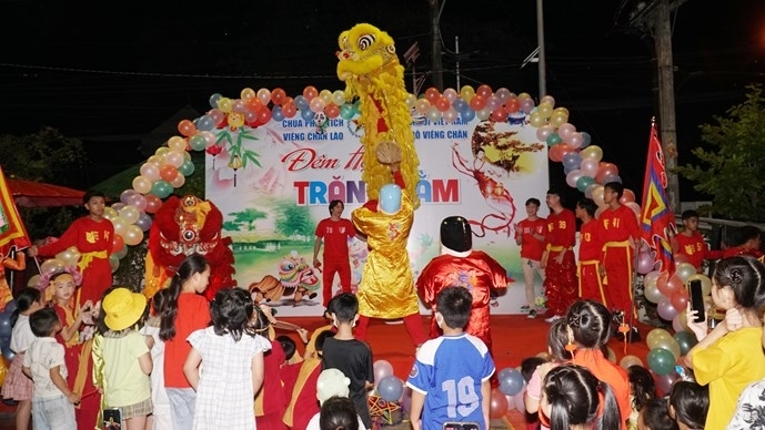 在俄罗斯和柬埔寨越南儿童欢度中秋佳节