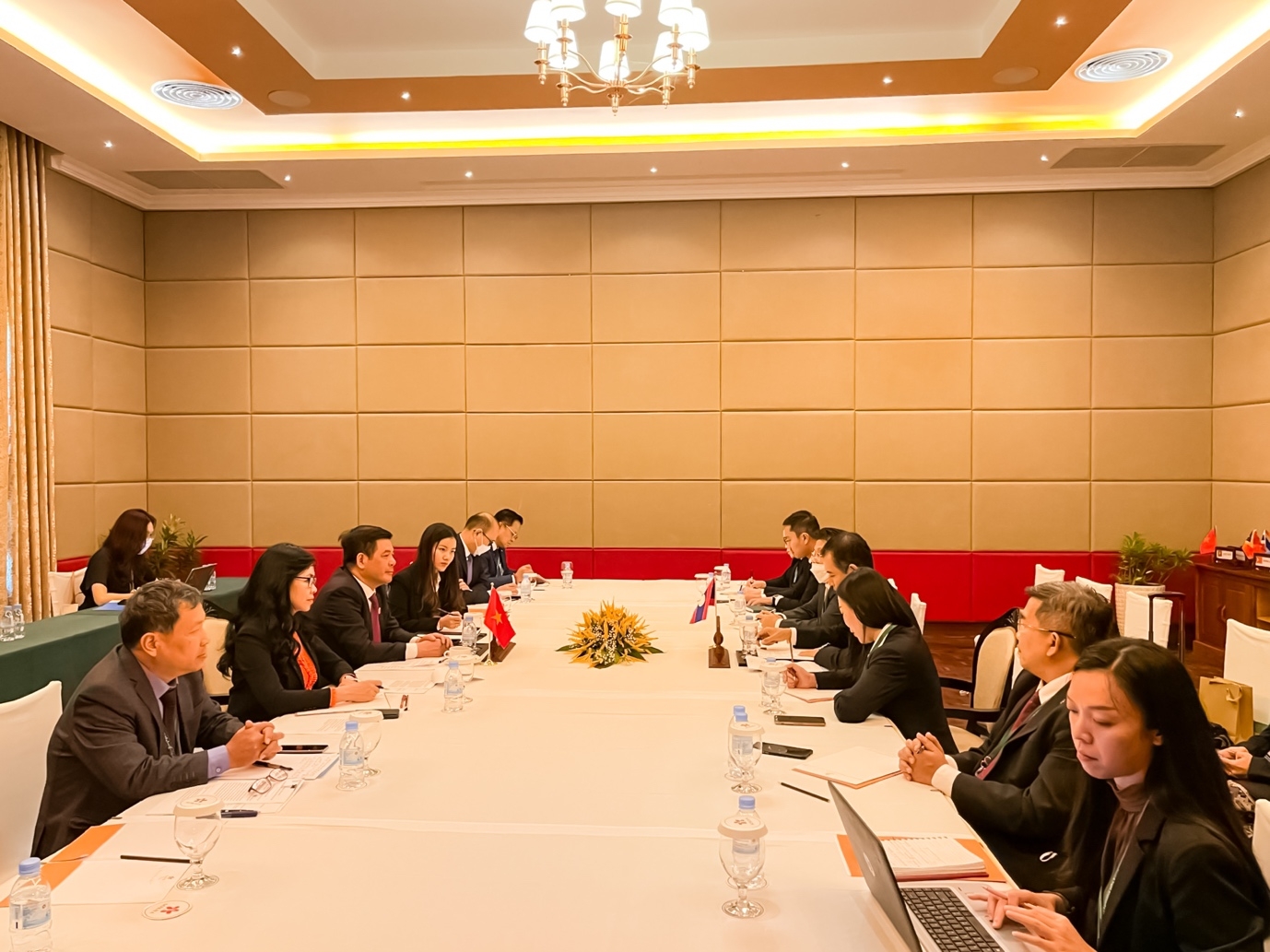 越南工贸部部长与老挝工贸部部长举行了会谈。图自moit.gov.vn