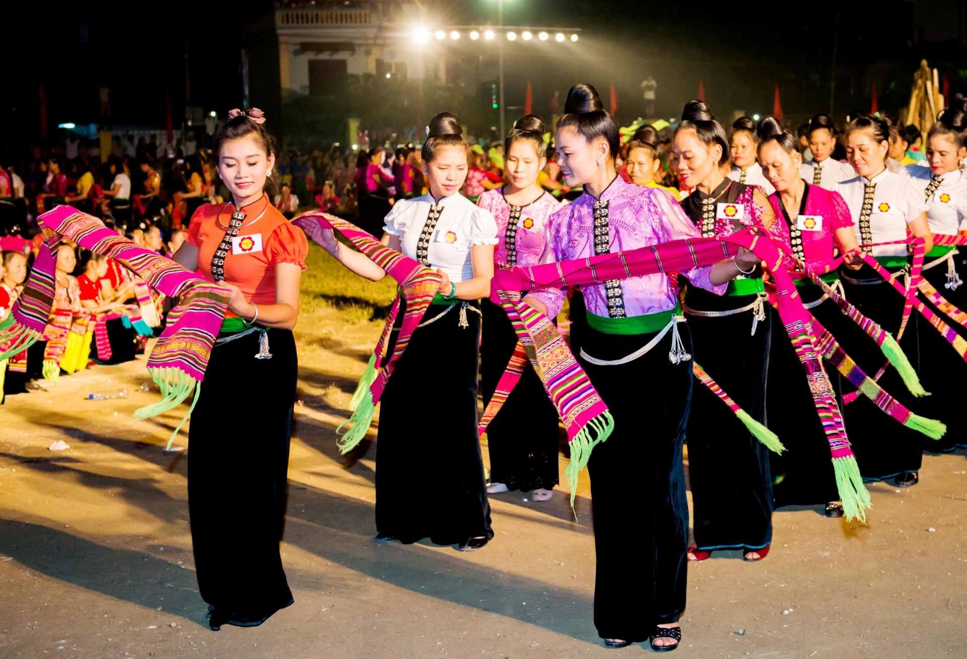 傣族群舞。图自互联网