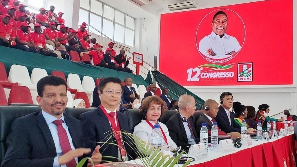越共中央代表团出席莫桑比克解放阵线党第十二次全国代表大会