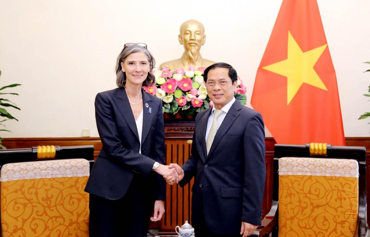 越南外交部长裴青山与联合国开发计划署（UNDP）驻越南首席代表拉姆拉。图自越通社