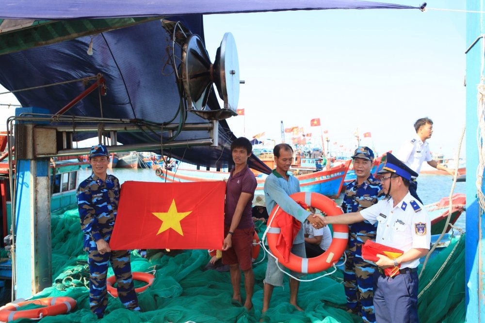 “海警与渔民并肩同行”的许多有意义的活动。图自vtc.vn